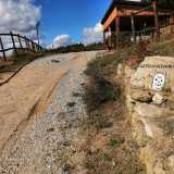Siamo cos� andati a far visita alla fattoria, raggiungibile percorrendo da Acerenza la provinciale 6. Dopo un paio di chilometri un cartello indica di svoltare a sinistra verso una strada sterrata: quella che conduce davanti all�ingresso dell�allevamento